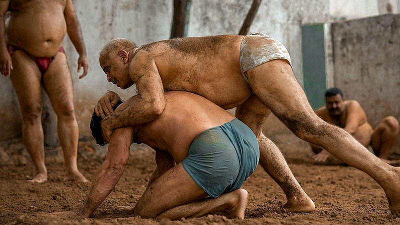 Andrade vs. Mascara Dorada - lifestyle article image 3