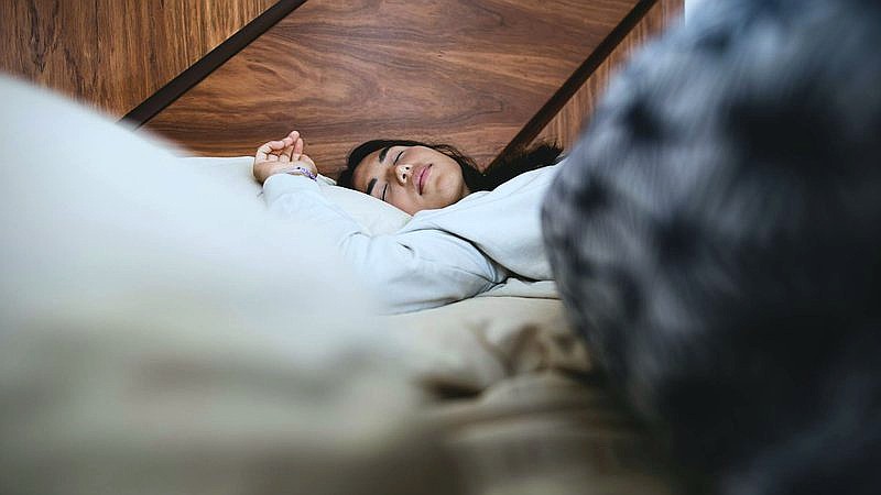 sleeping on your left side - health article image 2