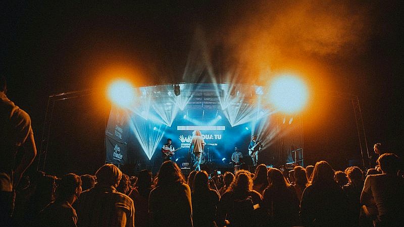 Sabrina Carpenter Coachella - lifestyle article image 3