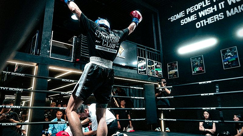 Usyk Verhoeven stoppage - sport article image 2