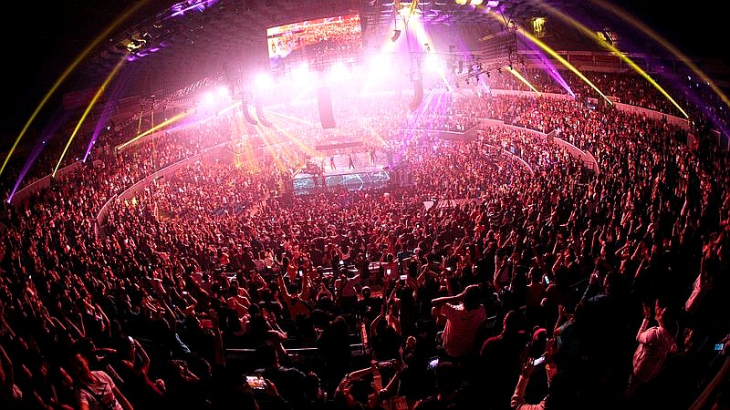 concertgoer fall Madison Square Garden - sport article image 2
