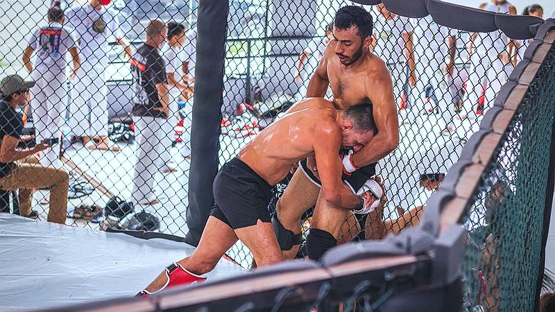 Quillan Salkilld rear-naked choke - sport article image 2